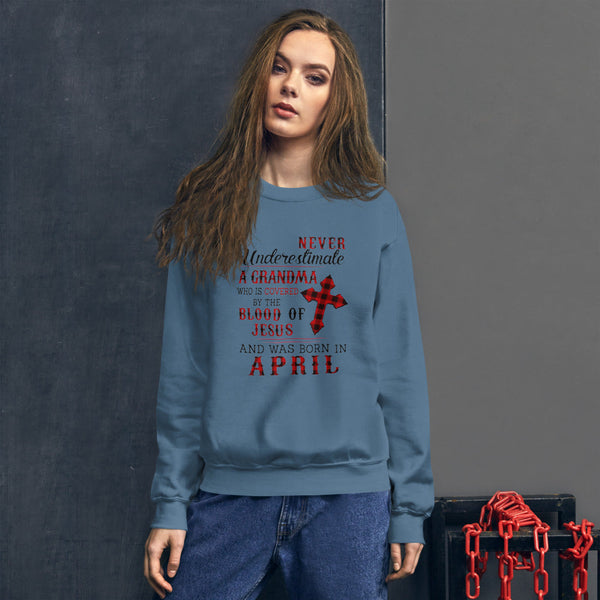 Divesart - Never underestimate a Grandma was born in April Sweatshirt