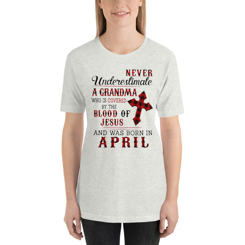 Divesart - Never underestimate a Grandma was born in April T-Shirt
