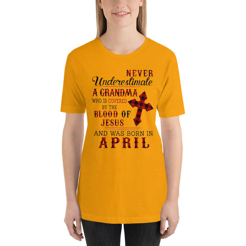 Divesart - Never underestimate a Grandma was born in April T-Shirt
