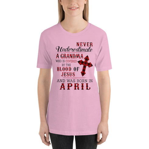 Divesart - Never underestimate a Grandma was born in April T-Shirt