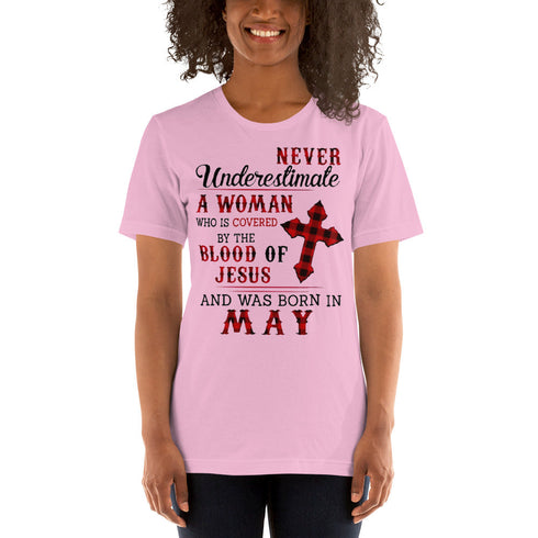 Divesart - Never underestimate a Grandma was born in May Unisex T-Shirt