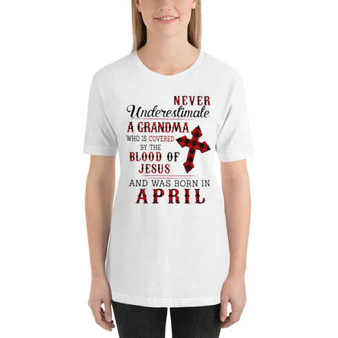 Divesart - Never underestimate a Grandma was born in April T-Shirt